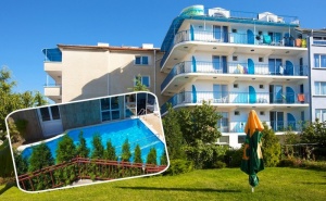 Нощувка на човек на База All Inclusive Light + Басейн, Шезлонг и Чадър на Плажа от Семеен Хотел Елвира, <em>Равда</em>!