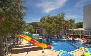 Нощувка на човек във фамилна делукс стая на база All Inclusive + 5 басейна и СПА в Престиж Делукс Хотел Аквапарк Клуб****, Златни пясъци