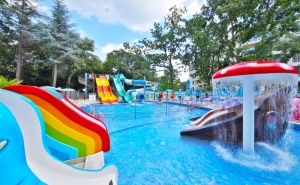 Нощувка на човек в двойна делукс стая на база All Inclusive + 5 басейна и СПА в Престиж Делукс Хотел Аквапарк Клуб****, Златни пясъци