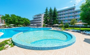 Нощувка на човек на База All Inclusive в Хотел Белица, <em>Приморско</em>, на 300М. от Плаж Перла. Дете до 12Г. - Безплатно!