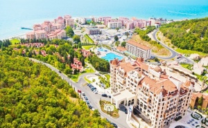 Ранни Записвания за Лято 2021 на Първа Линия в <em>Елените</em>! Нощувка на човек на База Ultra All Inclusive + Басейн и Аквапарк от Хотел Роял Касъл