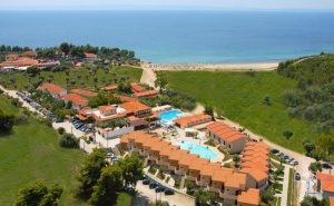 Специална Оферта в Хотел Village Mare, Ситония - Халкидики - Три Нощувки на човек с Пясъчен Плаж и Кристални Води / 01.06.2021 г. - 11.06.2021 г./