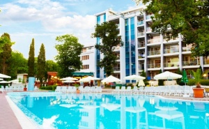 Нощувка на човек на База All Inclusive + Басейн от Хотел Грийн Парк, Златни Пясъци. Дете до 12Г. - Безплатно!
