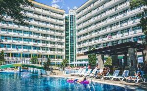 Нощувка на човек на База All Inclusive + Басейн от Гранд Хотел Оазис, <em>Слънчев бряг</em>, само на 80 М. от Плажа. Безплатно-Дете до 11.99Г.