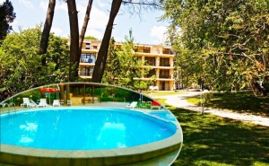 Лято на Първа Линия в <em>Несебър</em>! Нощувка на човек на База All Inclusive + Басейн в Парк Хотел Оазис***. Дете до 11.99Г. - Безплатно