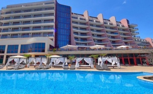 Златна Възраст Над 55 г.! Нощувка на човек на База Ultra All Inclusive + Басейн, Чадър и Шезлонг на Плажа от Хотел Аполо Спа Ризорт, <em>Златни Пясъци</em>. Дете до 11.99Г. Безплатно!