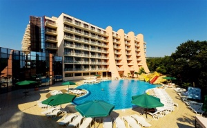 Нощувка на човек на База All Inclusive + Басейн, Чадър и Шезлонг от Хотел Хелиос Спа, Златни Пясъци. Дете до 11.99Г. Безплатно!