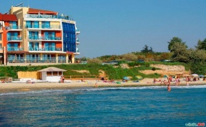 Лятна Почивка Първа Линия, Пълен Пансион с Чадър и Шезлонг на Плажа След 25.08 от Хотел Бижу