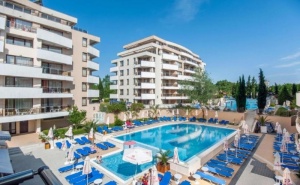 Нощувка за Двама + 2 Деца до 13.99Г. в Апартамент на База Ultra All Inclusive + 2 Басейна и Аквапарк от Хотел Хермес Александрия Клуб****, на 150М. от Плажа в <em>Царево</em>