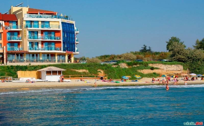 Лятна Почивка Първа Линия, Пълен Пансион с Чадър и Шезлонг на Плажа до 30.06 и След 25.08 от Хотел Бижу