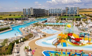 Първа Линия Топ Нов Хотел с Аквапарк, All Inclusive за Двама до 14.09 от Wave Resort, <em>Поморие</em>