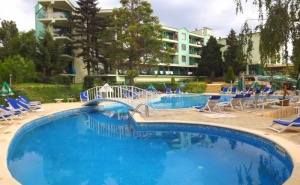 Нощувка на човек на база All Inclusive + басейн и безплатен транспорт до плаж Кабакум от хотел Силвър, местност Чайка, Златни пясъци