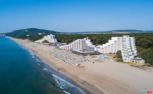 Лято 2023 в <em>Албена</em>, Първа Линия All Inclusive След 25.08 с Безплатен Плаж в Хотел Мура