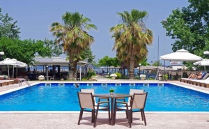 Ранни Записвания на <em>Олимпийска Ривиера</em>! 3+ Нощувки със Закуски и Вечери на човек + Басейн в Хотел Sun Beach Platamon Resort***,  Платамонас. Дете до 12Г. Безплатно!