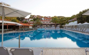  Лято 2023 в Урануполи! 4+ нощувки на човек на база All Inclusive + басейн, чадър и шезлонг на плажа в хотел Aristoteles Holiday Resort & Spa****, Гърция 