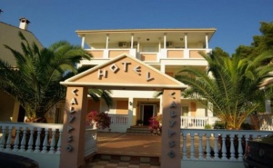 На 300М. от Плажа! 2+ Нощувки на човек със Закуски + Басейн в Calypso Hotel, Сивири, Гърция,