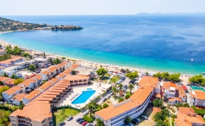 На Първа Линия в Toroni Blue Sea Hotel***, Торони, Гърция! 2+ Нощувки със Закуски и Вечери на човек + Басейн