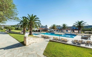 Ранни Записвания в Iris Hotel***, Сивири, Гърция! 3+ Нощувки на човек със Закуски и Вечери + Басейн
