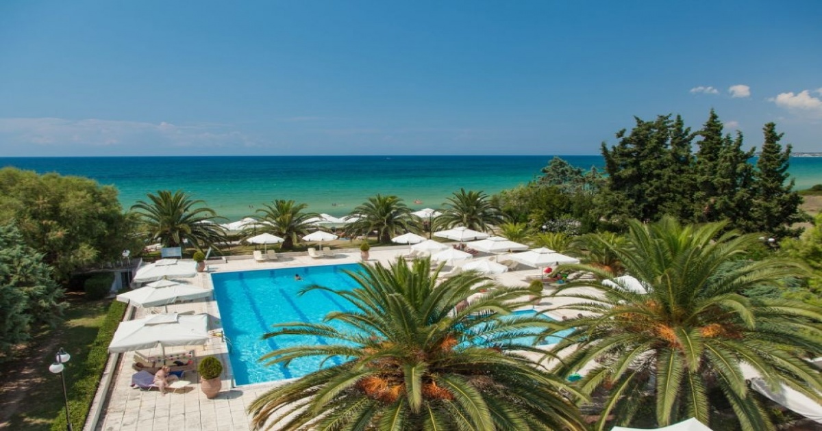  Ранни записвания на първа линия в Касандра, Гърция! 2+ нощувки на човек със закуски и вечери + басейн, чадър и шезлонг на плажа в хотел Kassandra Mare Hotel & Spa Club****. Дете до 12г.  ...